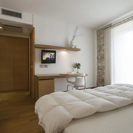 Carlotta 4*